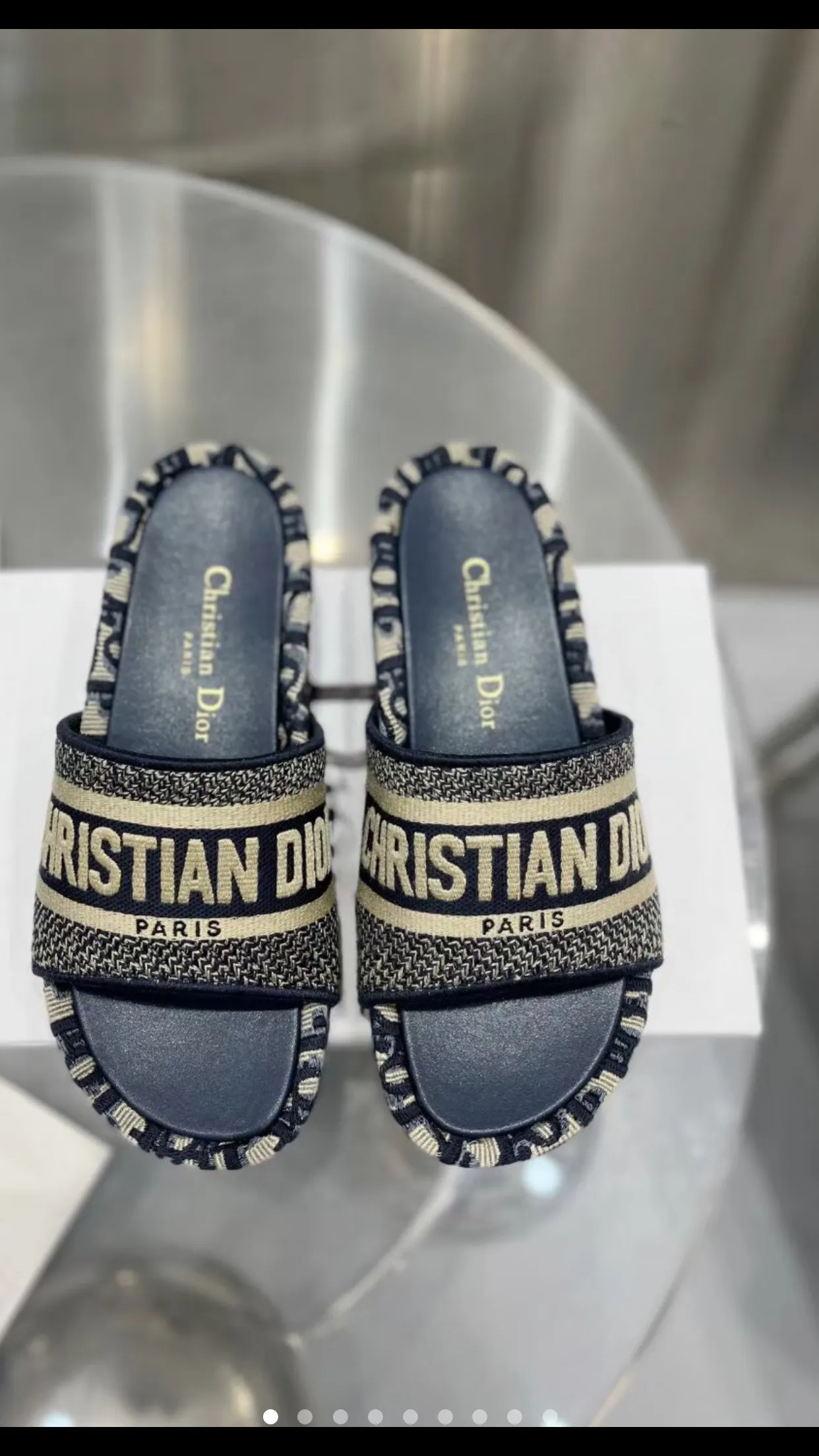 👟👟Ex-factory price 400👟👟 The classic best-selling model continues... 🎈The most popular pair of Dior DIOR wedge-heeled platform slippers DIORBLIQUE pattern jacquard embroidered prince, 🪡designed with classic logo embroidery craft elements. D’s most popular series in the past two years is really great! Super wow! 😘 Retro literary and fresh style, one of the must-have items in spring and summer 👏 💙Buy genuine products and reproduce them, synchronized with ten colors at the counter 💛High version of three-dimensional jacquard embroidered upper, cowhide lining 💚Original molded custom outsole, non-slip and wear-resistant Heel height: 5Cm, long legs to wear Comes with a full set of exquisite packaging Code number: 34-43 (34, 41, 42, 43 are custom-made and cannot be returned or exchanged)